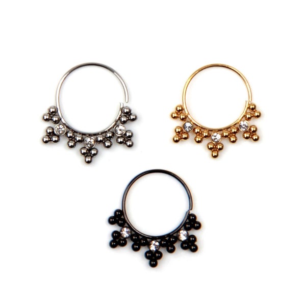 Koristeellinen Nen&auml;rengas Kolmella Timantilla